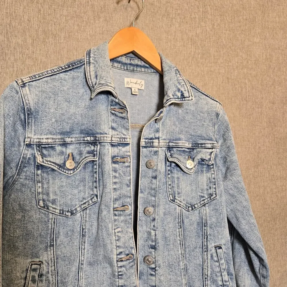 Wonderly Denim Jacket Light Wash Button Front Inside and Outside Pockets